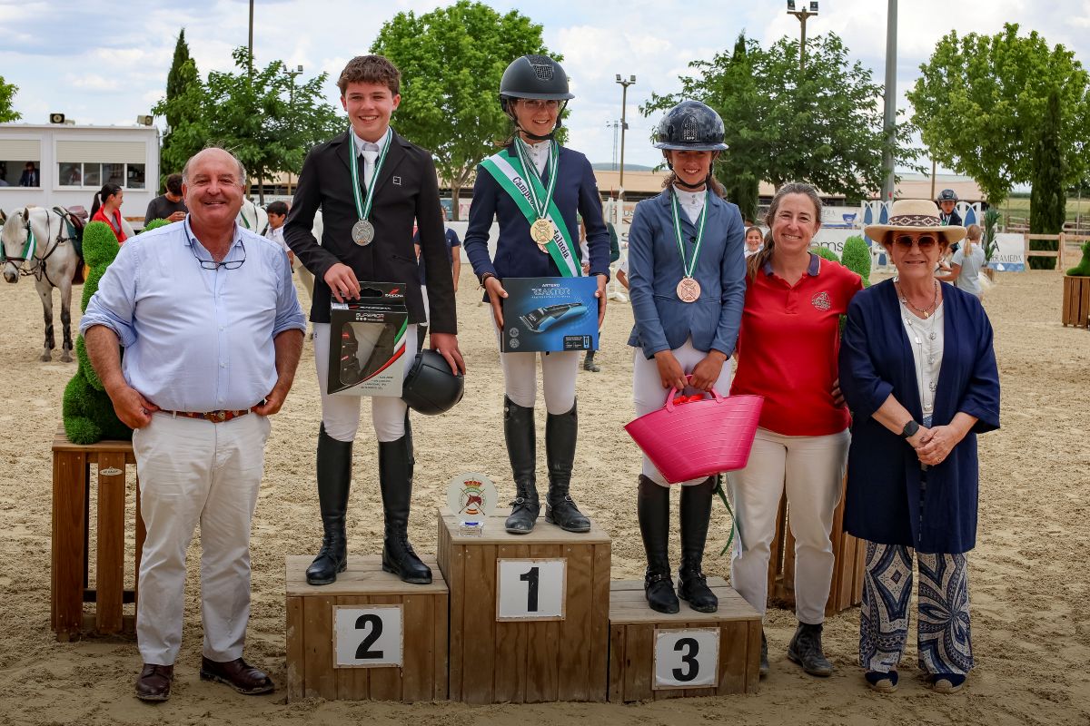 Cayetana Lara Rosado en el podium junto a 2 compañeros.