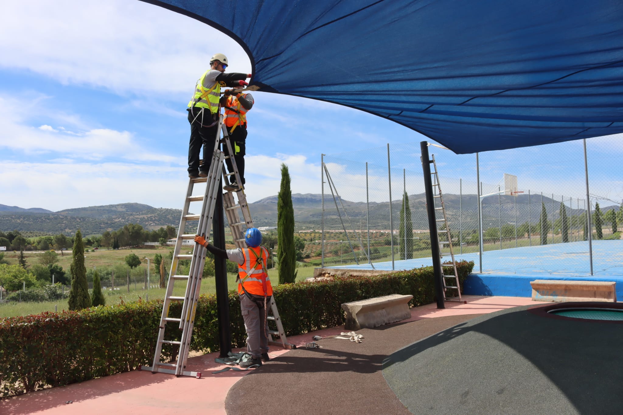Los toldos se están situando durante estos días en los parques infantiles.