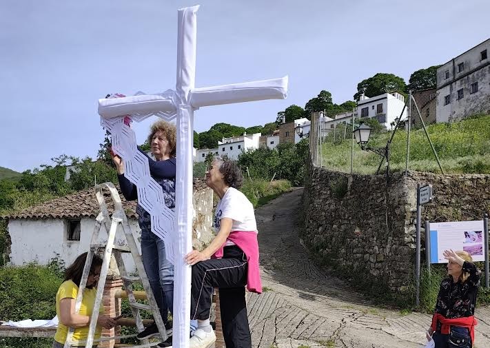 Pujerra recupera la tradición de vestir las Cruces de Mayo