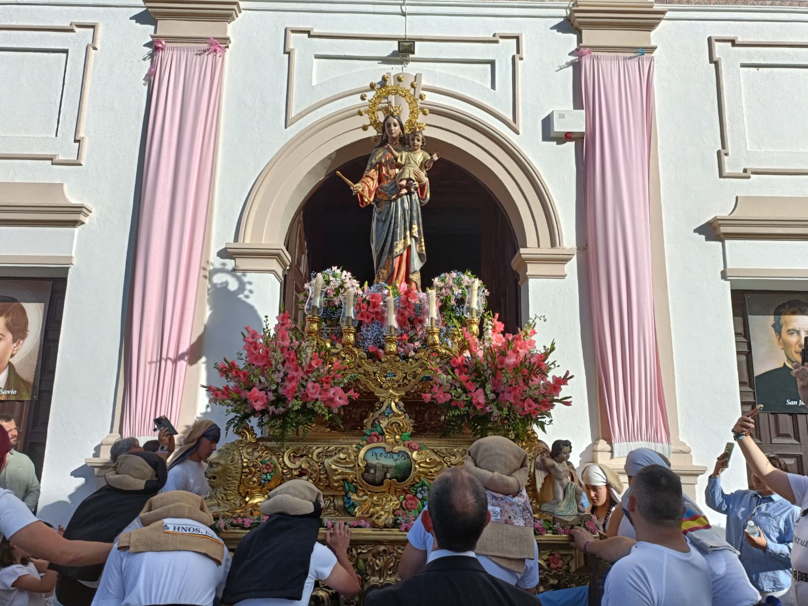 Salida de María Auxiliadora de su templo.
