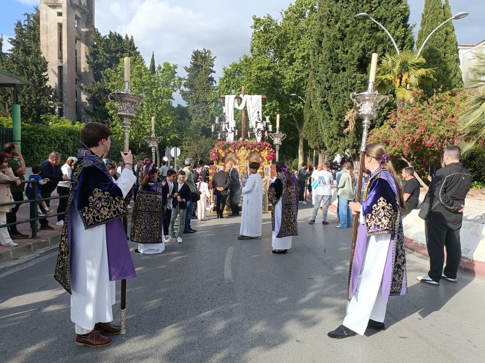 Acólitos y paso de la Santa Cruz en la vuelta al barrio de San Rafael.