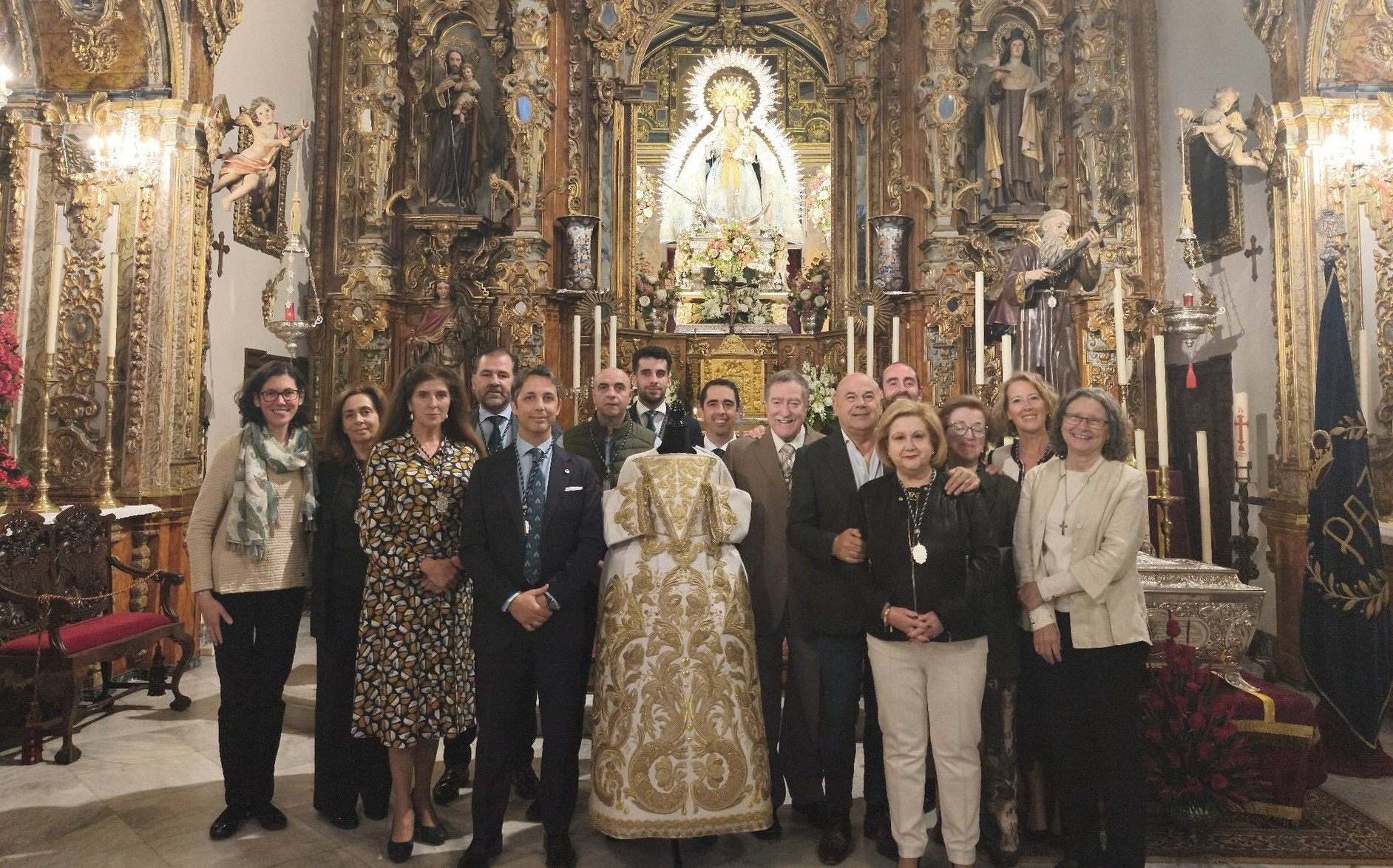 Junta de gobierno junto al bordador sevillano en la presentación de la obra. Foto: Hermandad de Nuestra Señora de la Paz.