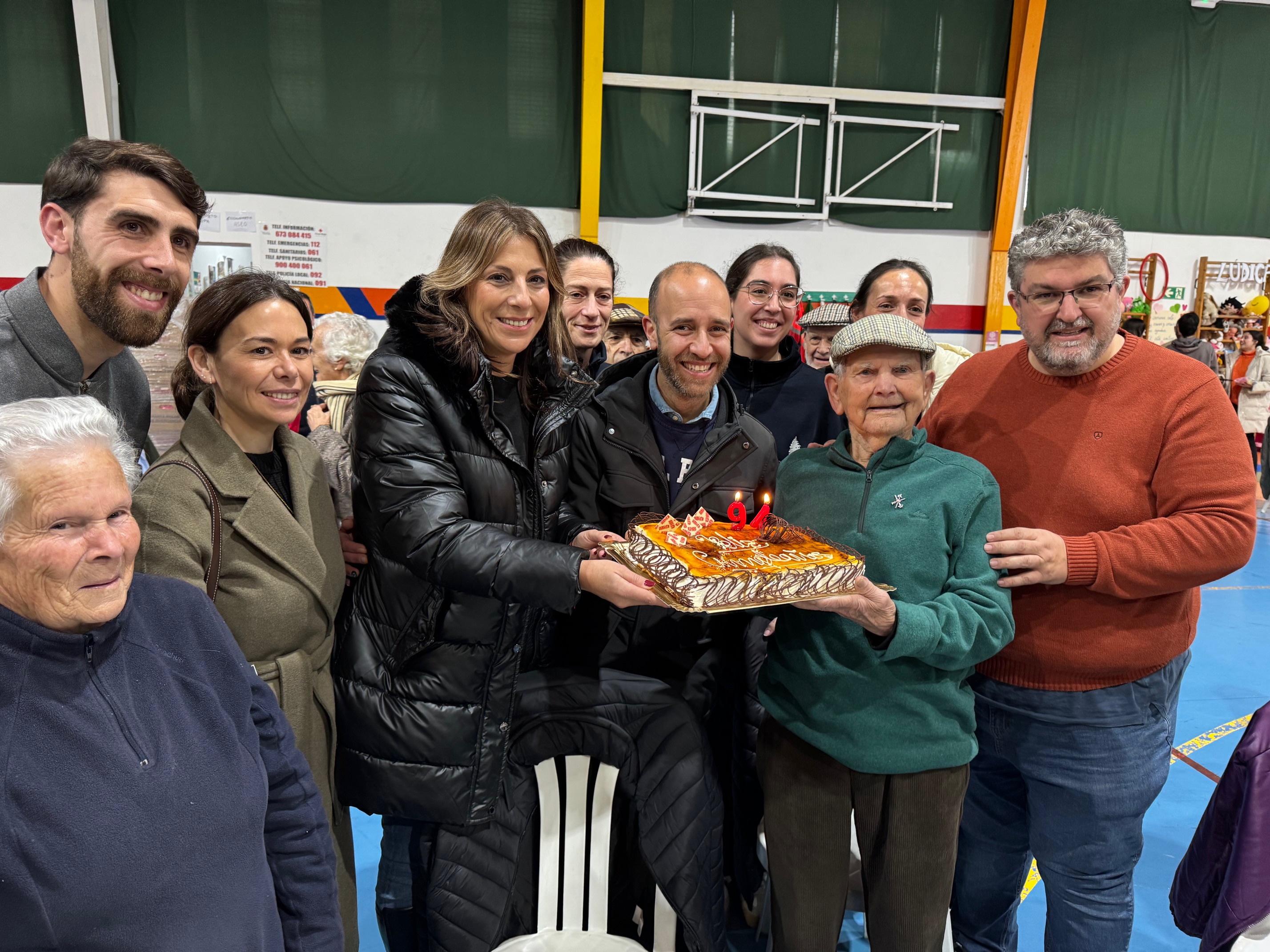El cumpeaños de un abuelo de Grazalema, una de las imágenes más recordada de la acogida en Ronda.