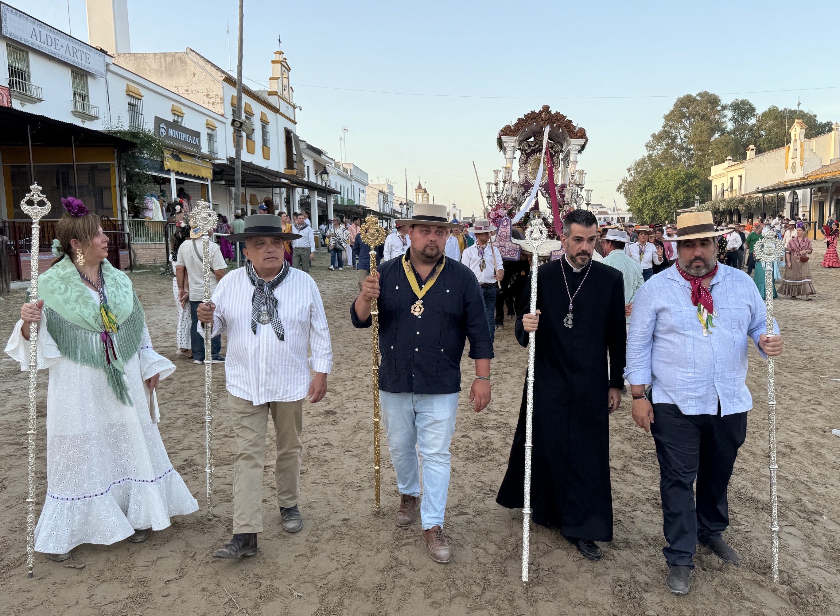 Momento en el que los peregrinos rondeños llevan el Simpecado ante la Hermandad Matriz de Almonte.