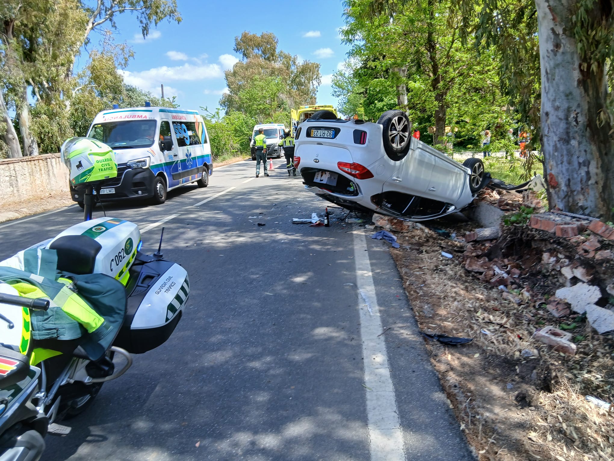 Uno de los coches implicados ha volcado tras la colisión.