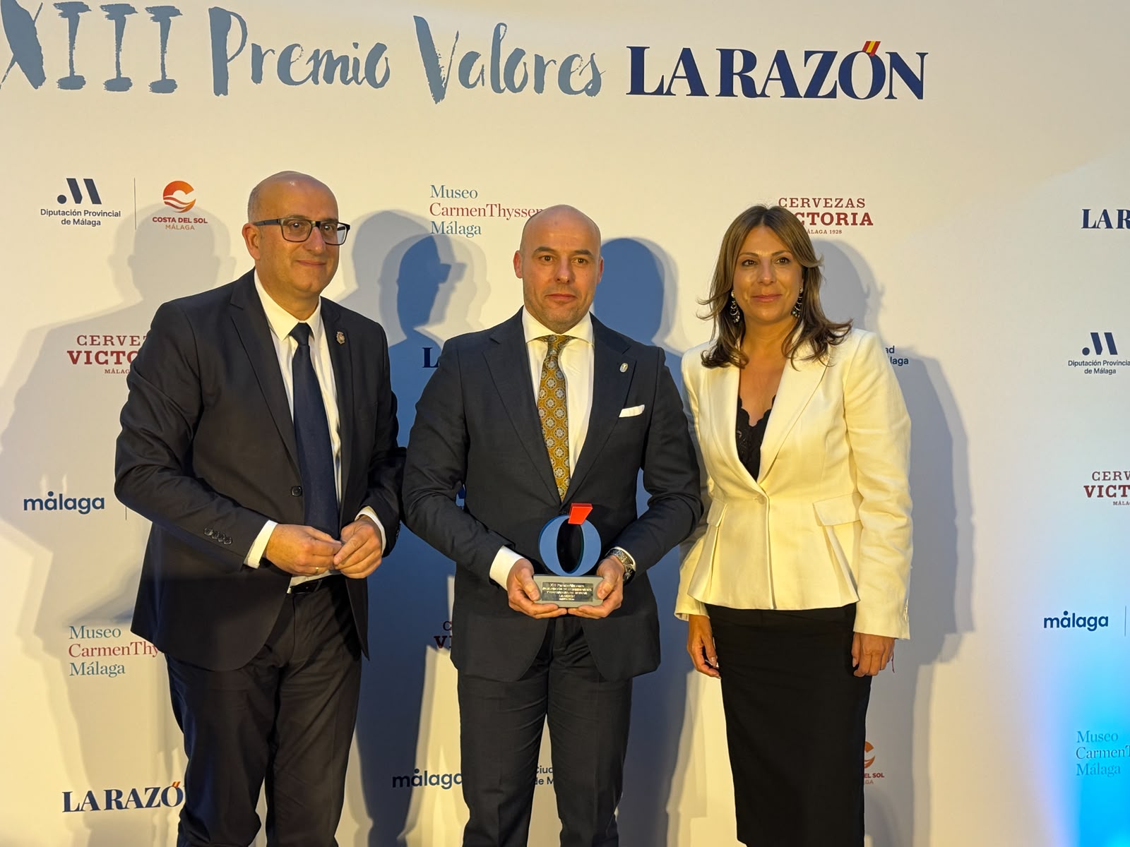 La alcaldesa y el diputado provincial de Cultura entregaron el galardón al presidente de la AHC de Ronda.