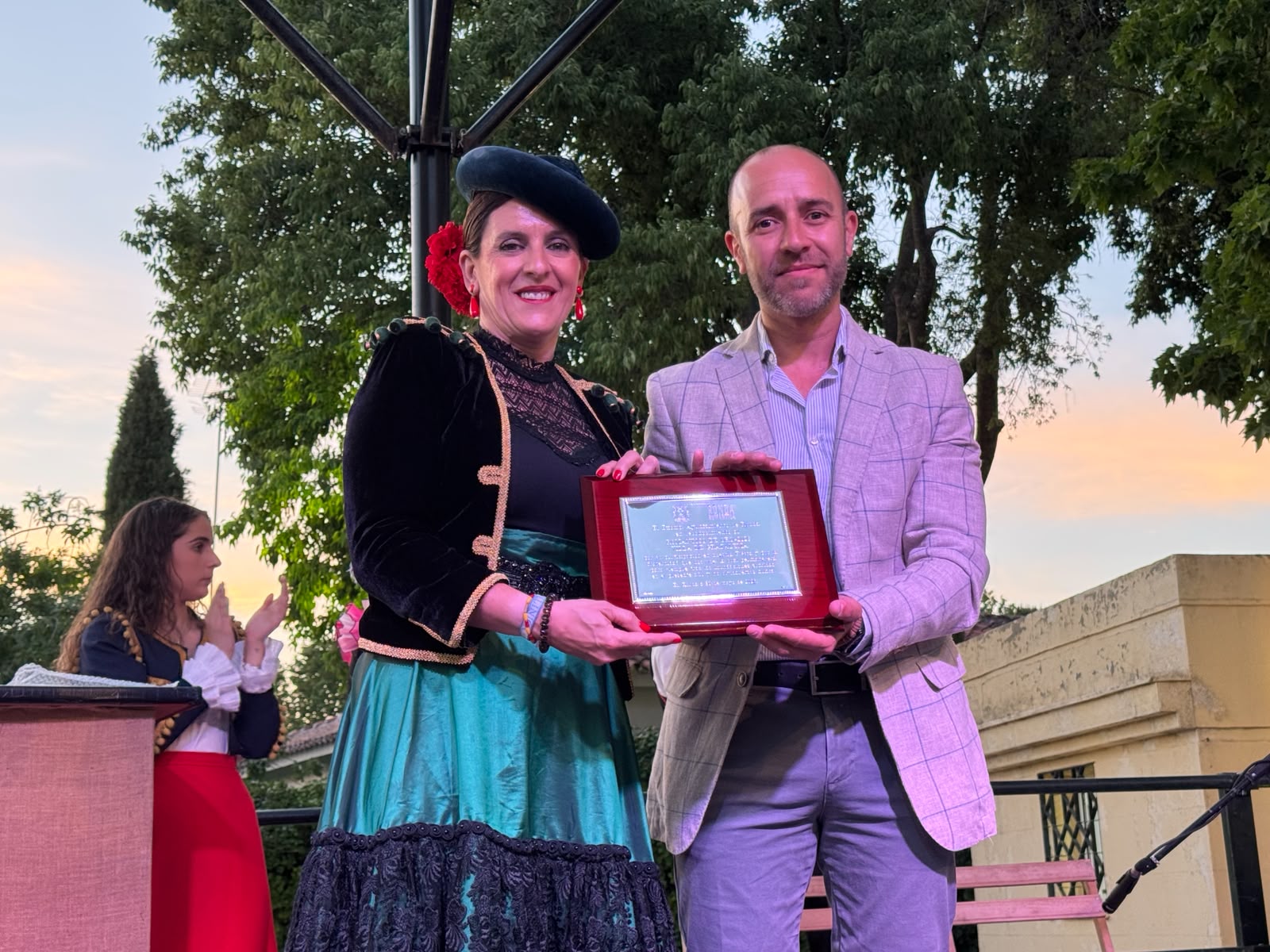 La concejal de Fiestas, Rebeca Muñoz, entregó el reconocimiento al alcalde de Grazalema, Carlos García.