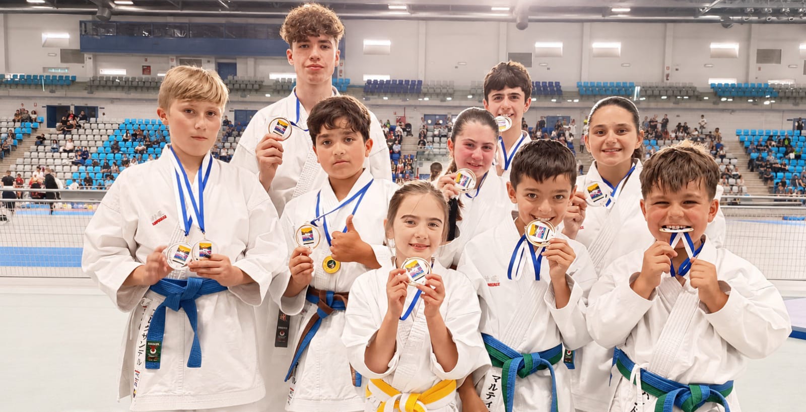 La Escuela de Kárate Seiken tras conseguir medallas en la competición.