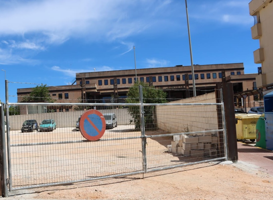 El traslado del depósito de la grúa municipal libera espacio y suma 20 plazas en el parking del Castillo