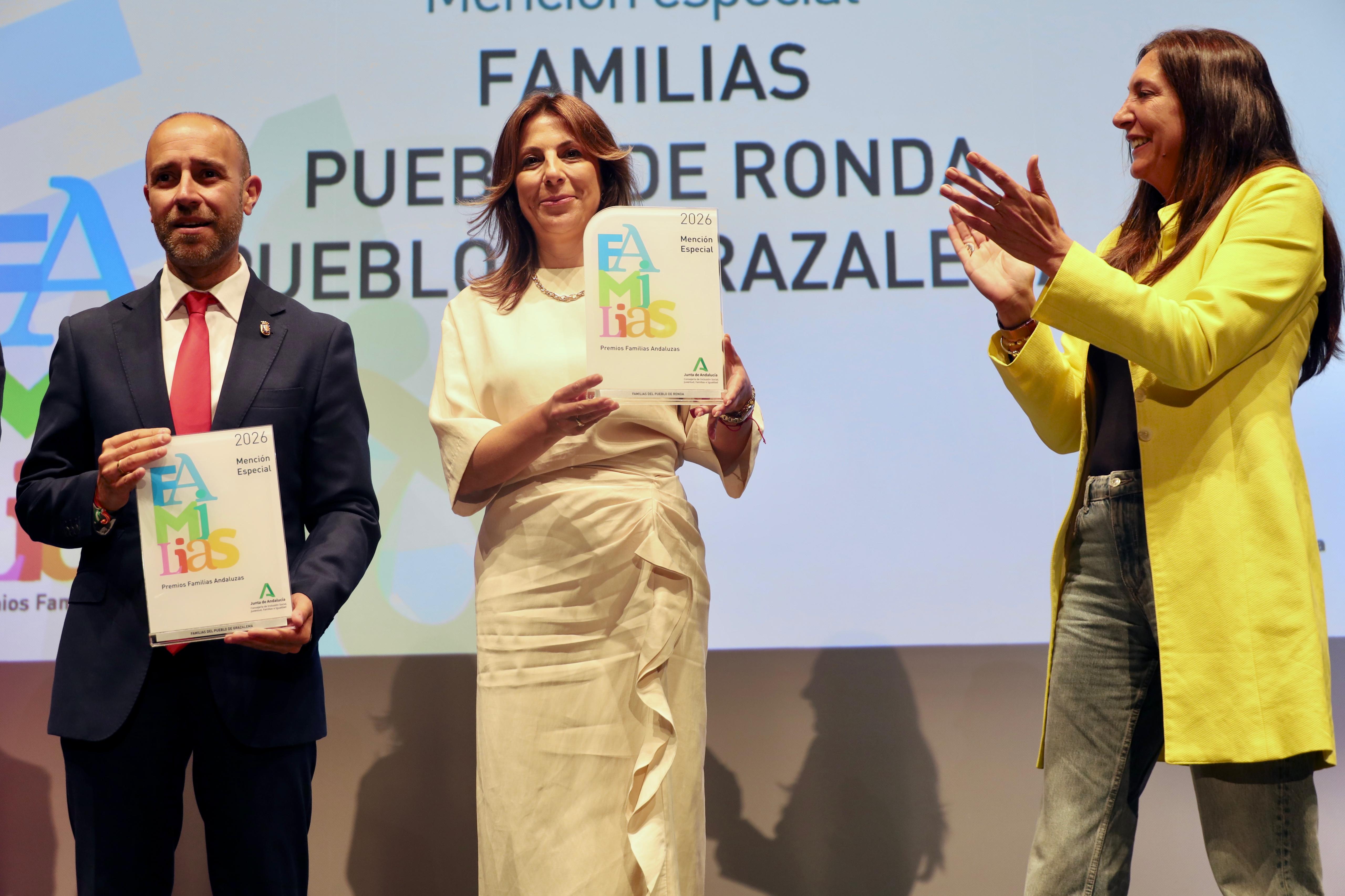 La alcaldesa de Ronda, Mari Paz Fernández recibiendo el premio.