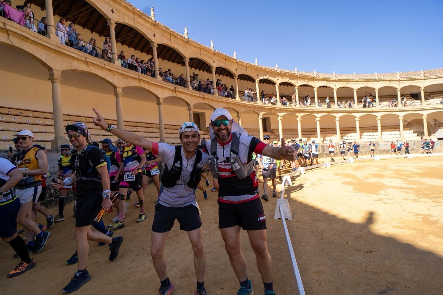 Corredores a su paso por la plaza de toros