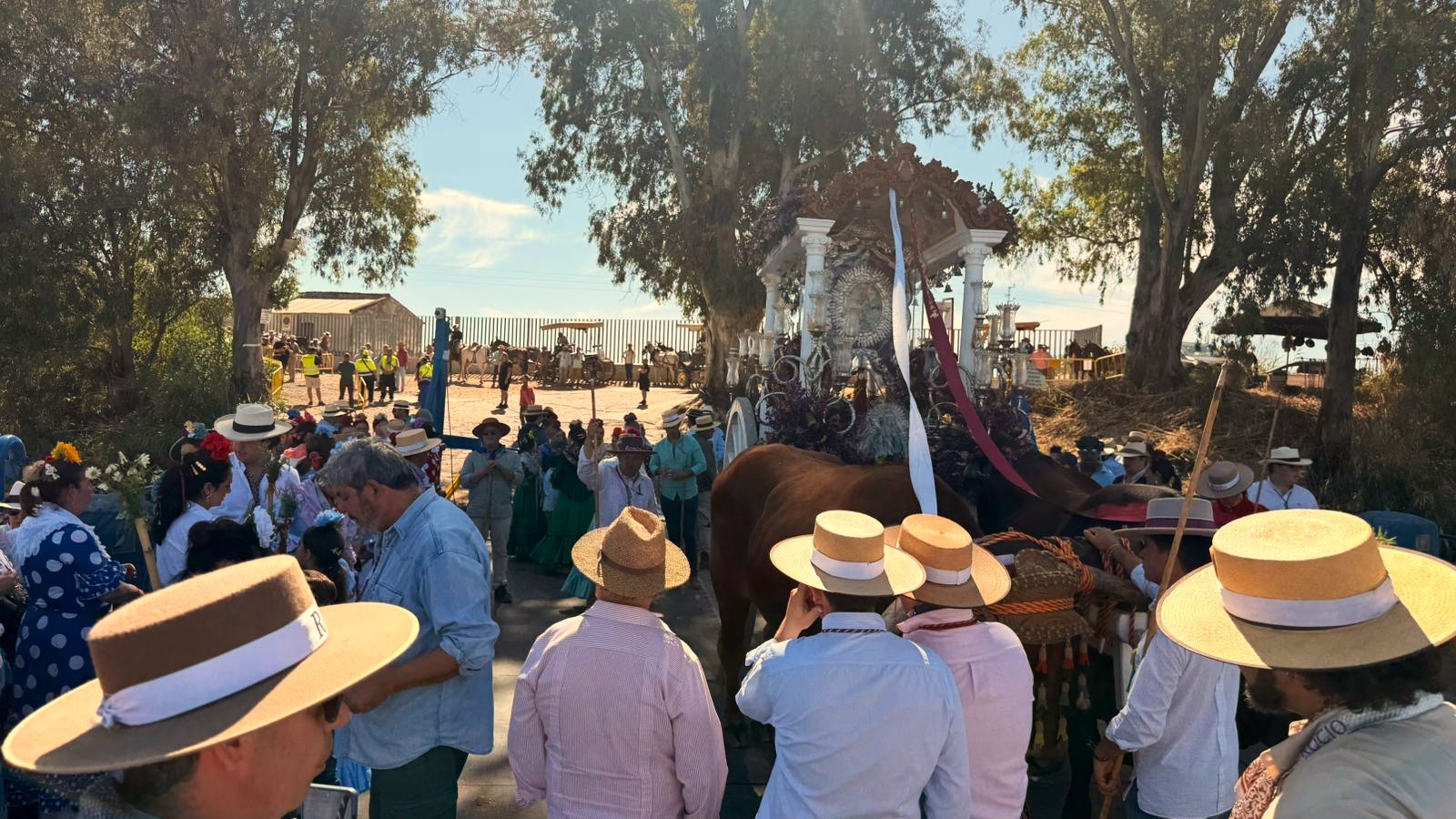 La Hermandad del Rocío de Ronda cruza en barcaza el río Guadalquivir en su segundo día de camino