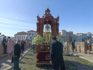 El paso de Jesús Sacramentado a su paso por el Puente Nuevo.