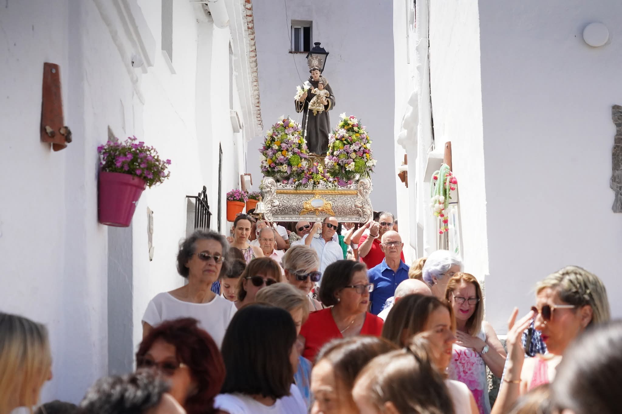 San Antonio de Padua por las calles de Pujerra. Foto: José Antonio Gallardo.