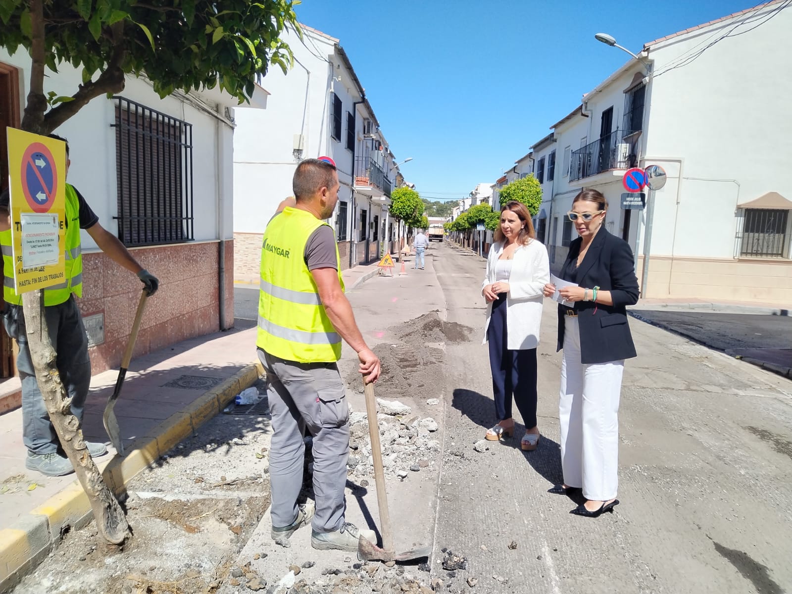 Operarios durante el asfaltado de unas de las calles del barrio de San Cristóbal.