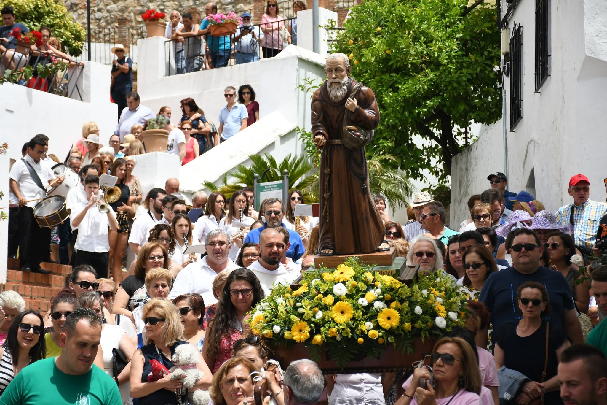 Imagen de Fray Leopoldo acompañada por el pueblo de Alpandeire. Foto: José Antonio Gallardo Pérez.