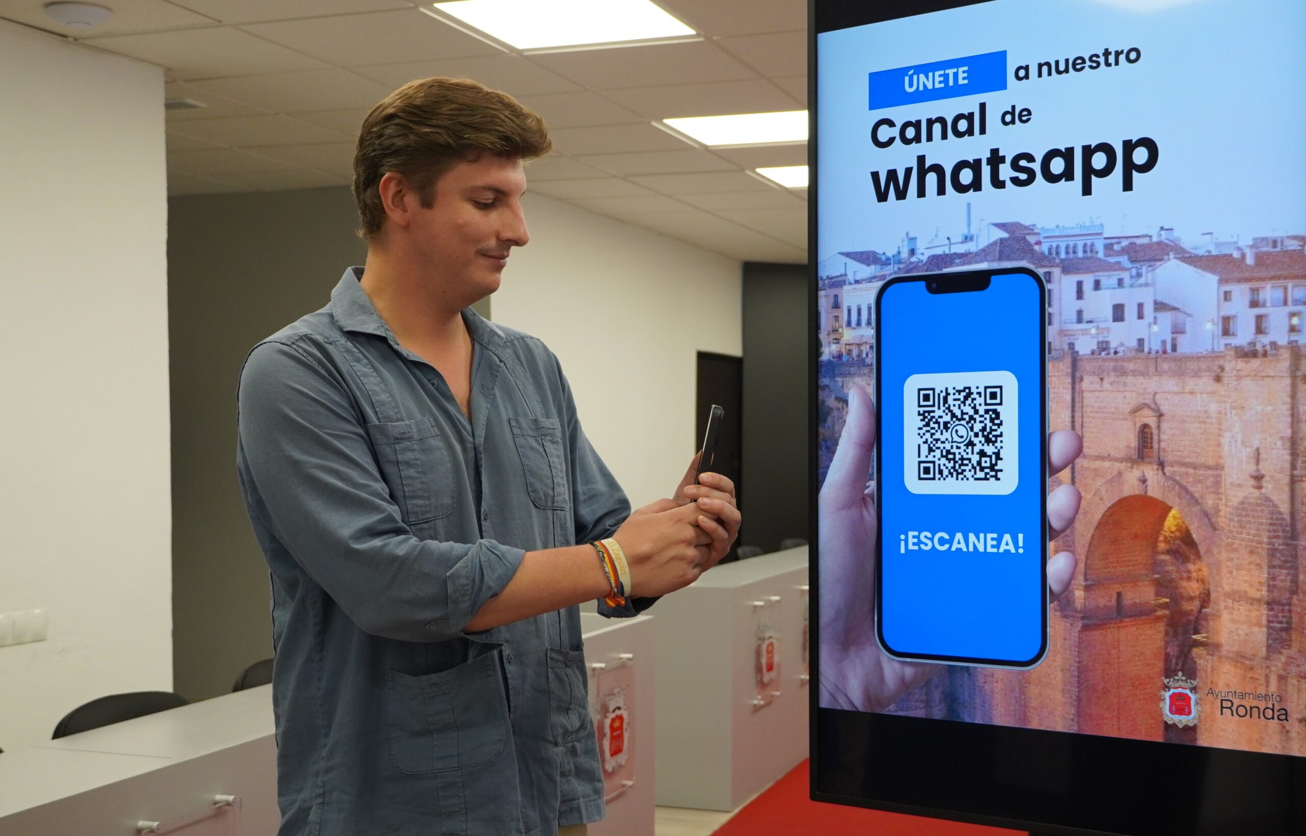 Jorge Fernández presentado el nuevo canal de Whatsapp para la ciudadanía.