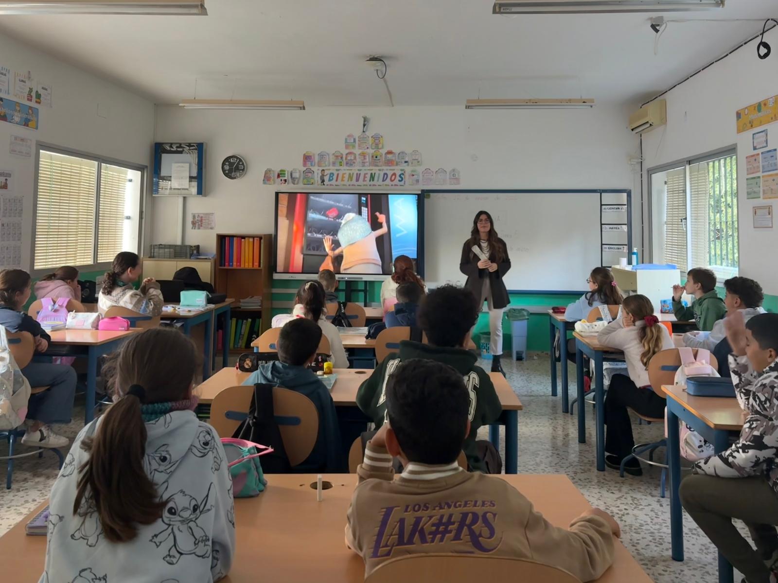 Una de las sesiones preventivas del programa "Sierra de las Nieves Sin Drogas" impartida en las aulas.