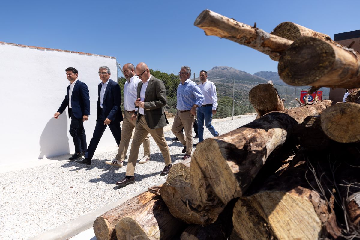 Visita a la zona de acopio de madera de la nueva planta forestal de la Sierra de las Nieves.
