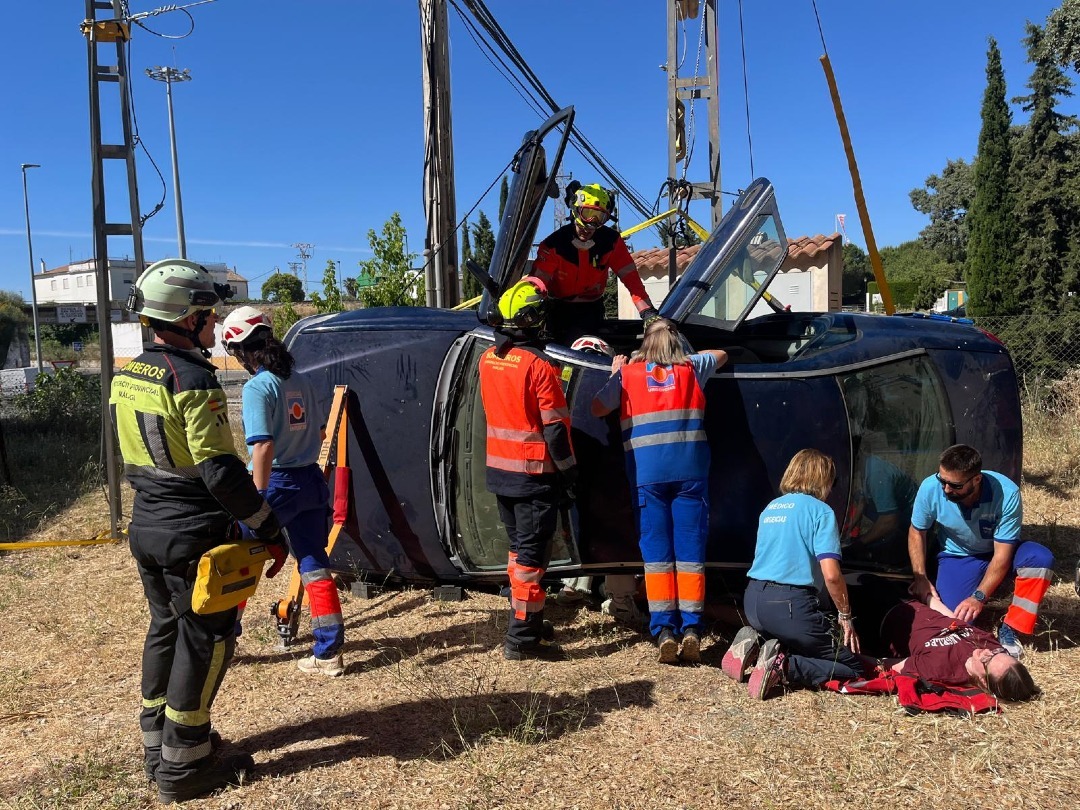 Bomberos y equipos de emergencia rescatan heridos realizando el simulacro.