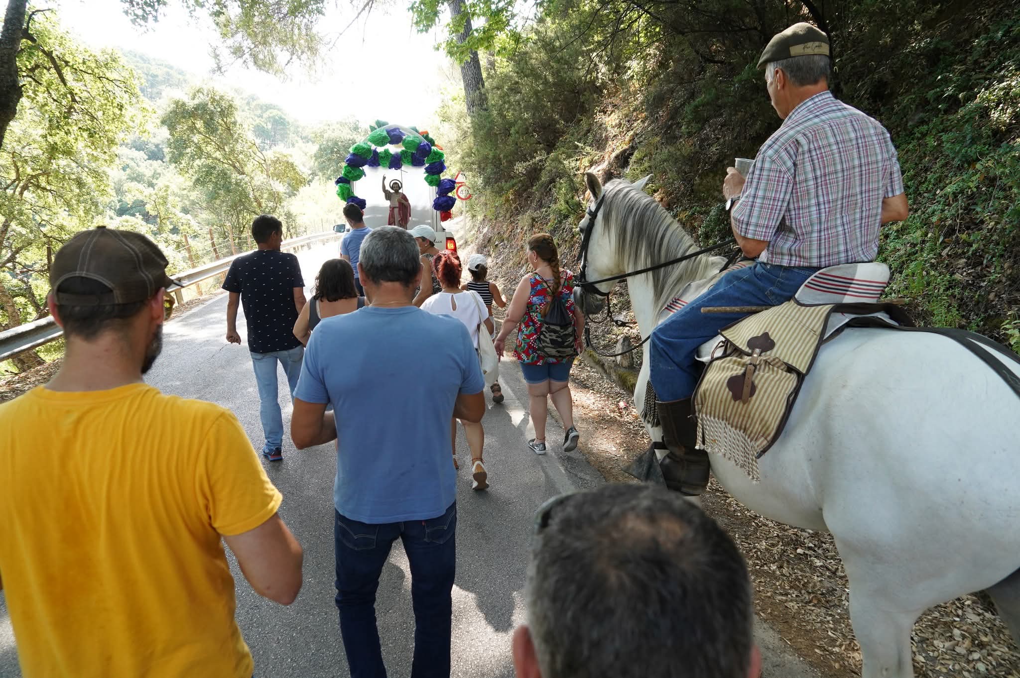 Instantes durante la romería de San Juan en Algatocín. Foto: José Antonio Gallardo Pérez.
