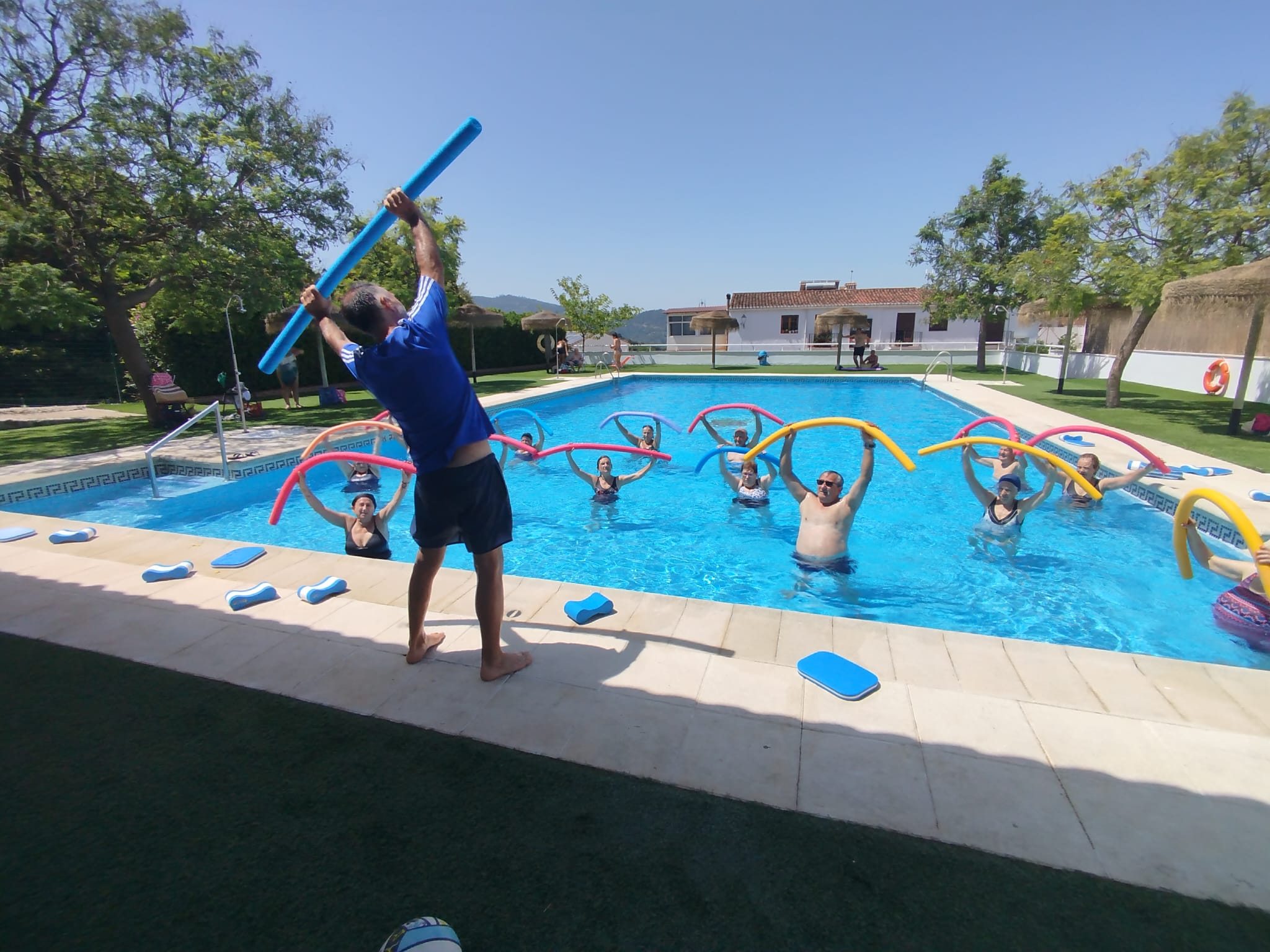Monitor dando clases a personas dentro de la piscina. Foto: José Antonio Gallardo Pérez.