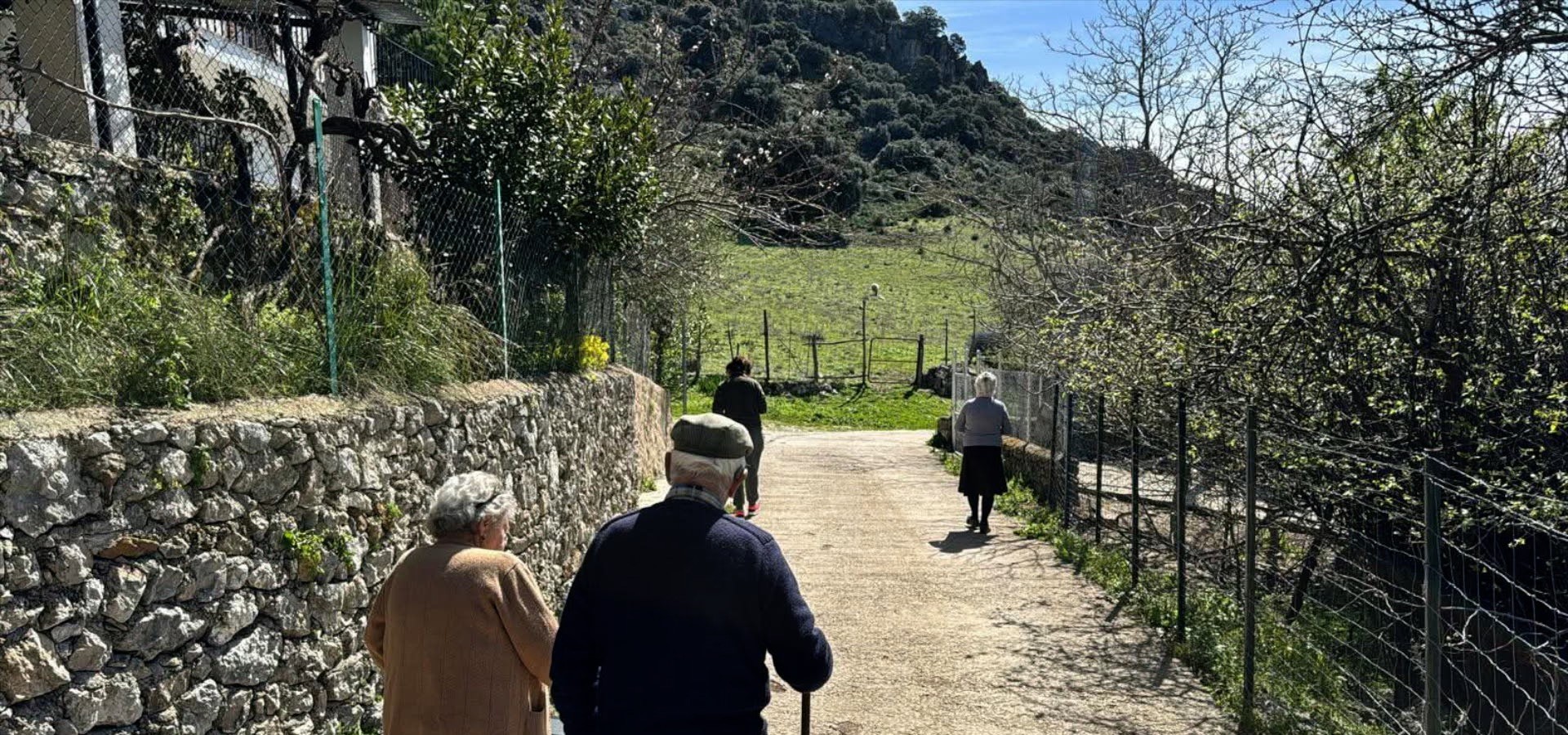 Ciudadanos de Benalauría dando un paseo. Foto: José Antonio Gallardo.