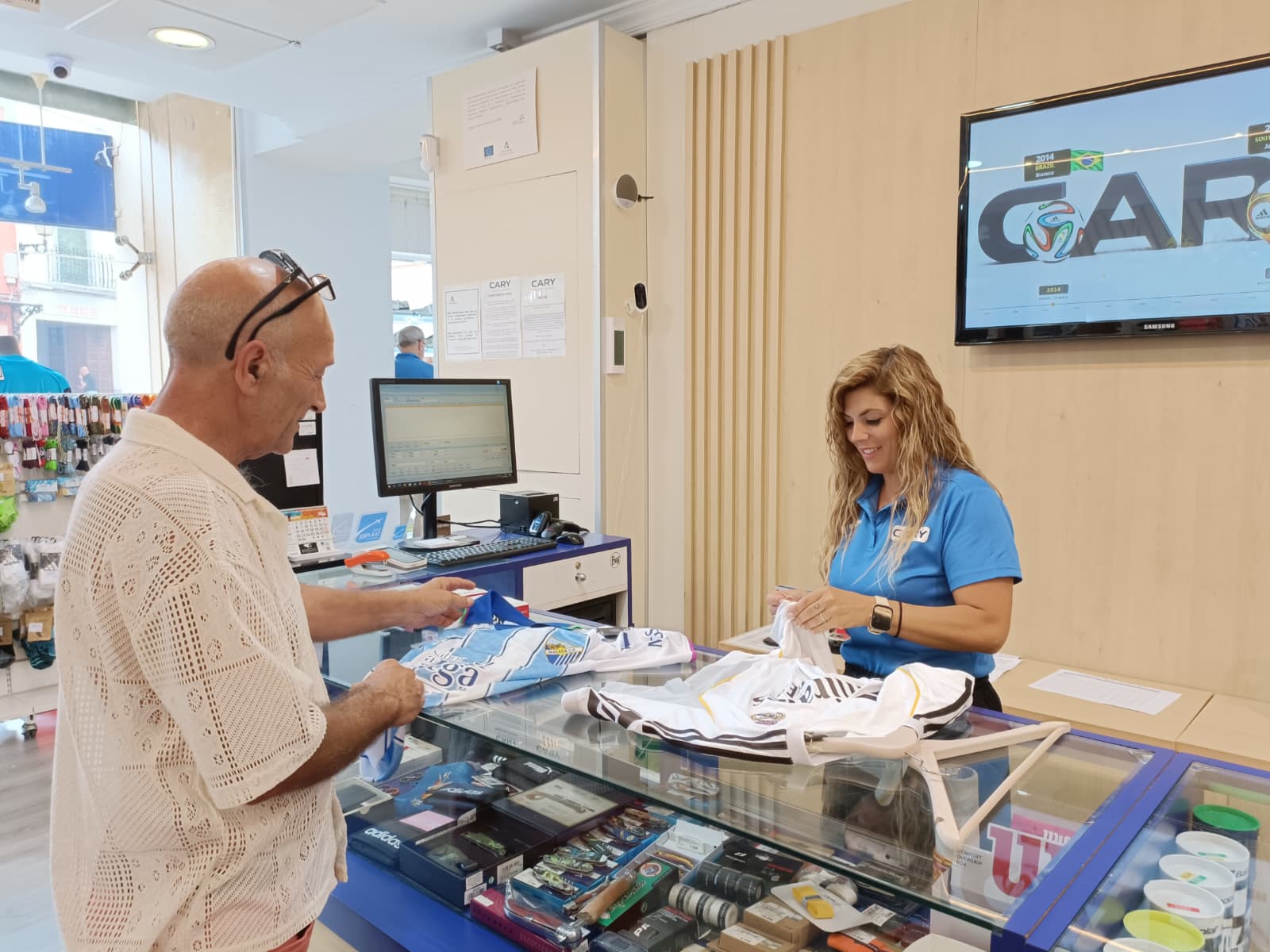 El ganador de los 2.000 euros realizando sus compras en una de las tiendas de deportes locales.