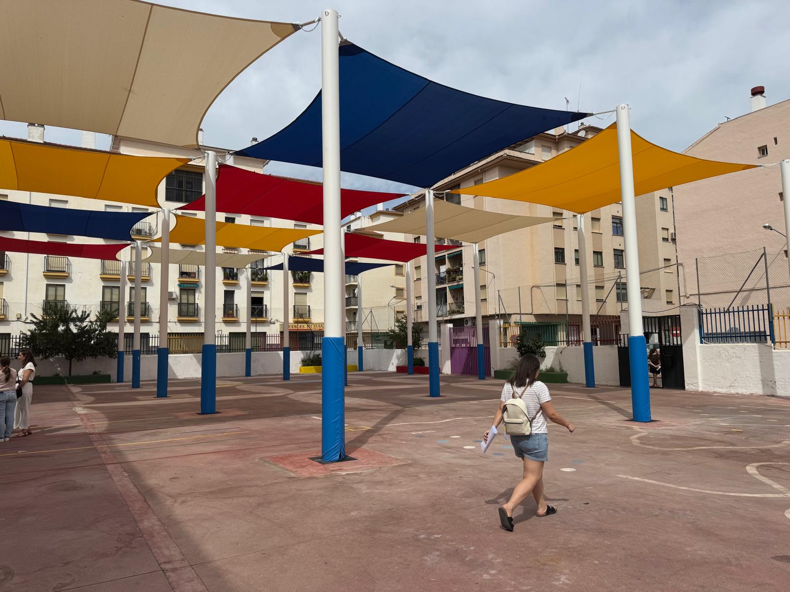 Toldos instalados en el colegio Martín Pinzón.