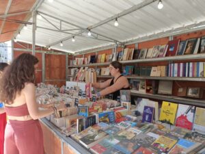 Personas interesadas en la Feria del Libro.