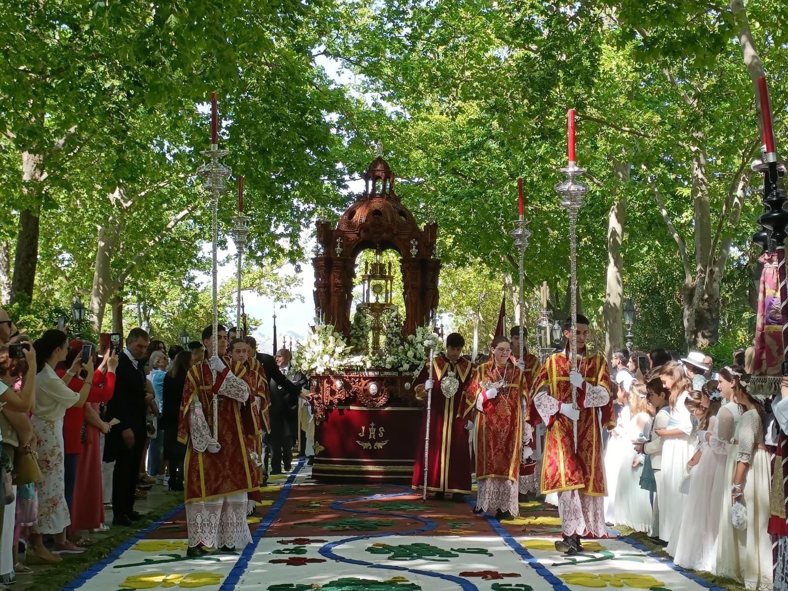 La procesión del Corpus Christi a su paso por la alfombra de la Alameda del Tajo.