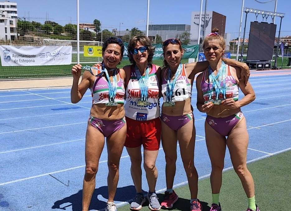 Las atletas participantes del club Atletismo Biznaga de Málaga tras la entrega de medallas.