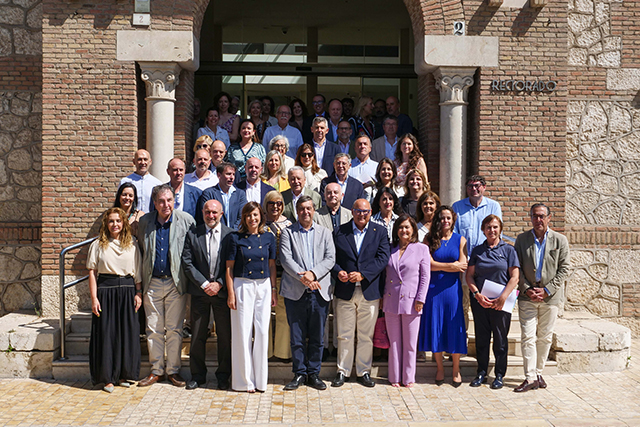 Autoridades, representantes institucionales y directores de cursos posan en la puerta del Rectorado.