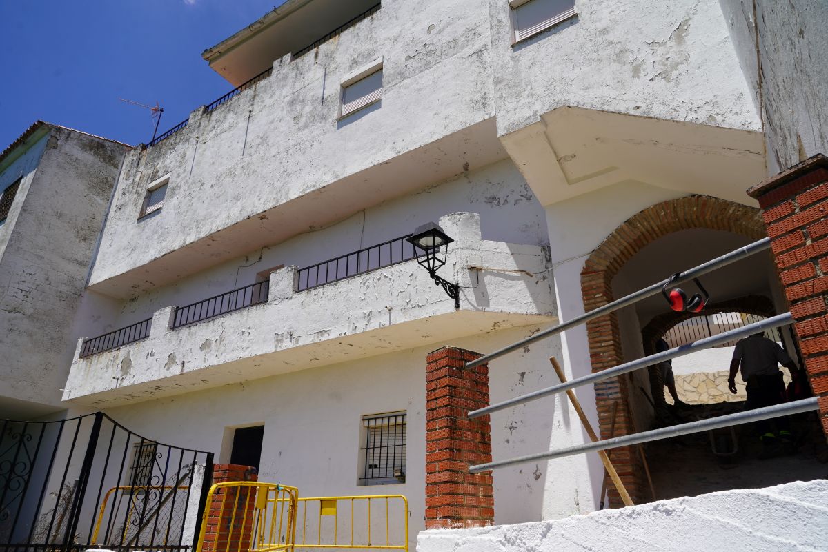 Operarios en la adecuación de uno de los accesos al edificio. Foto: José Antonio Gallardo.