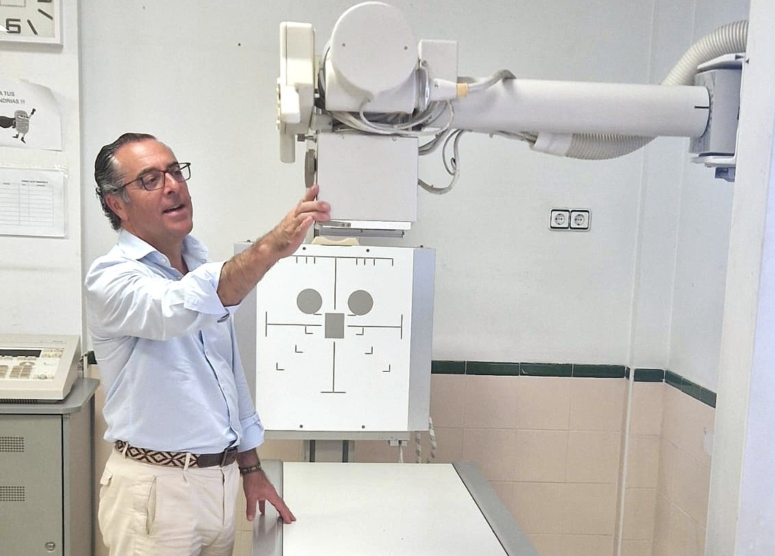 El delegado territorial, Miguel Briones, visita el aula del nuevo ciclo de Higiene Bucodental en el IES Victoria Kent.