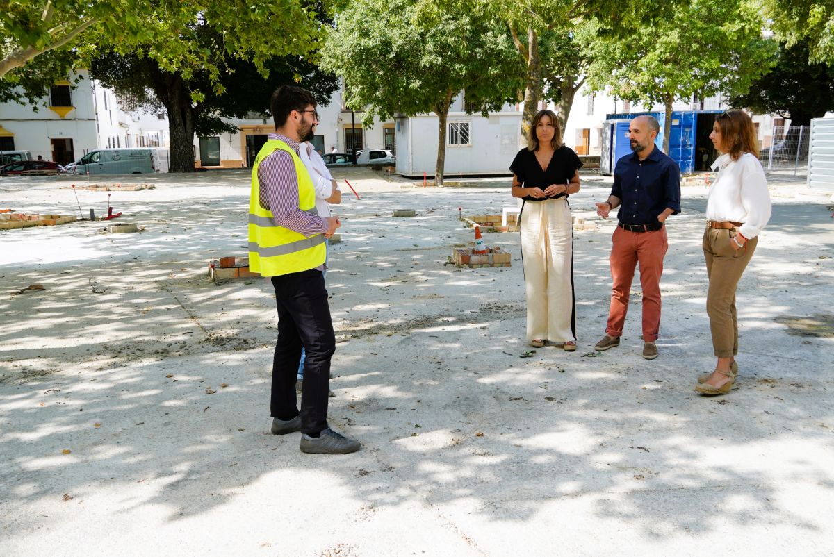 Fernández en una visita a las obras con Concha Muñoz y Sergio Valadez, entre otros.