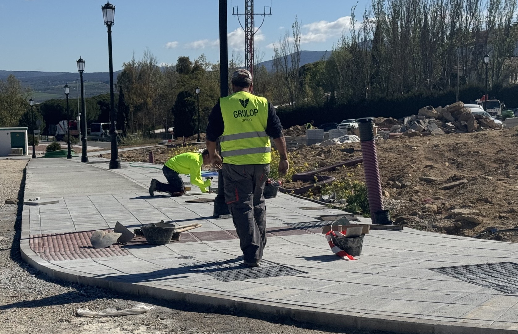 Operarios de la construcción en una obra en la barriada de La Dehesa.