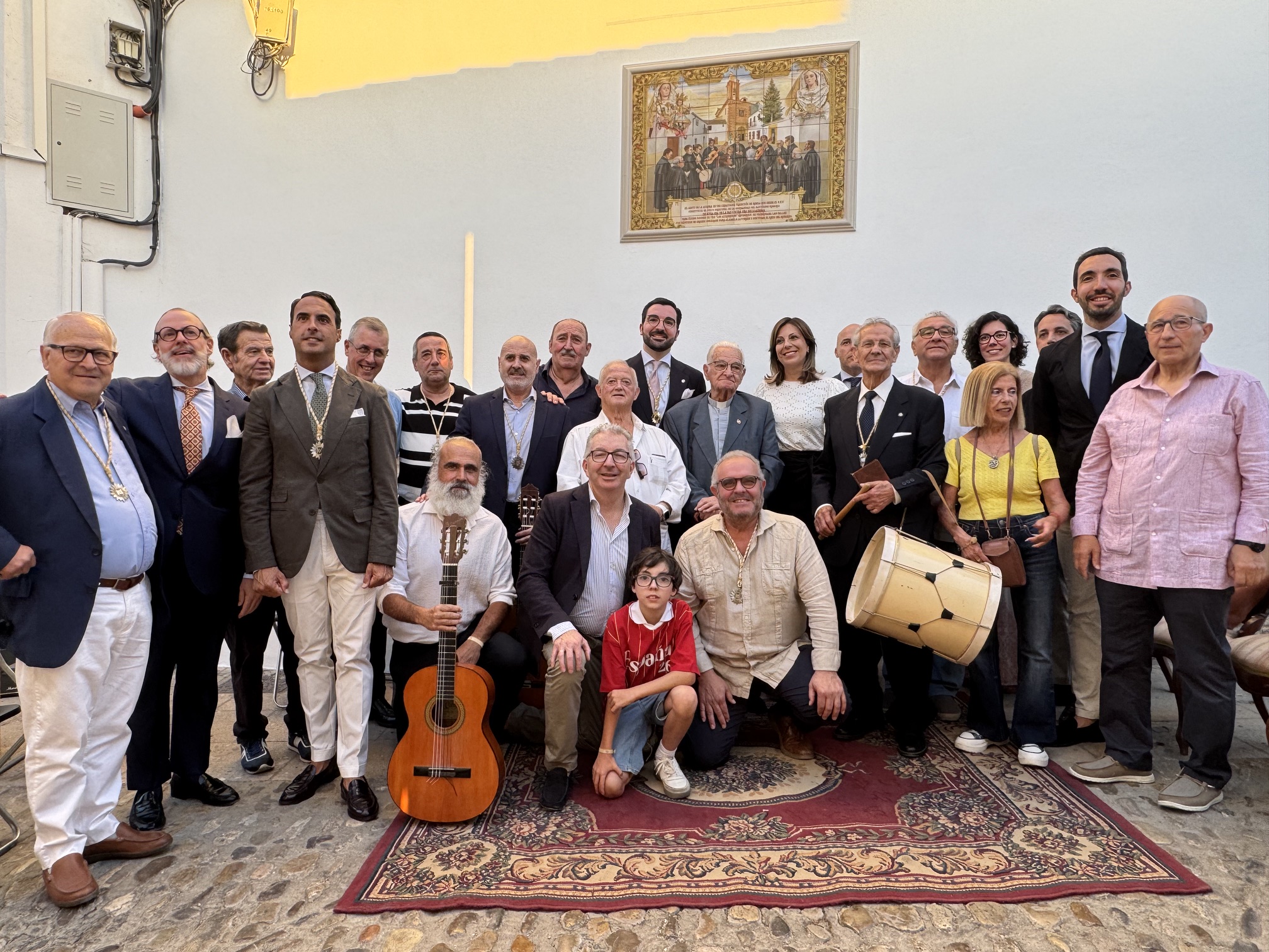 Foto de familia de los hermanos auroreros junto a autoridades locales y eclasiásticas.