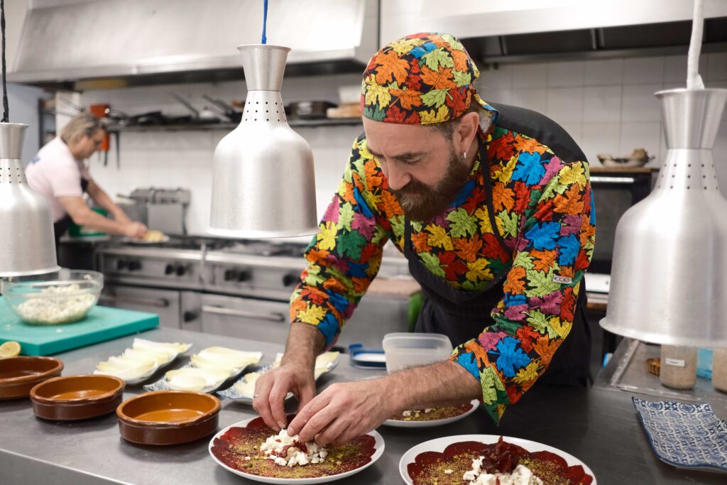 Iván Sastre, el 'Chef de la castaña' se marcha de Júzcar tras 22 años ofreciendo una gastronomía de calidad. Foto GastroRonda.