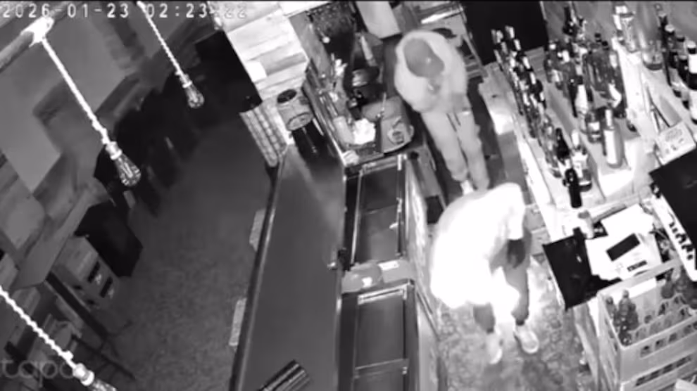 Imagen de uno de los robos tomada por las cámaras de seguridad de un bar.