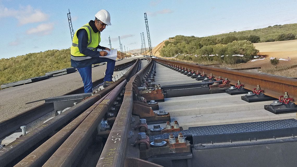 Operario de Adif realizando el mantenimiento de las vías.