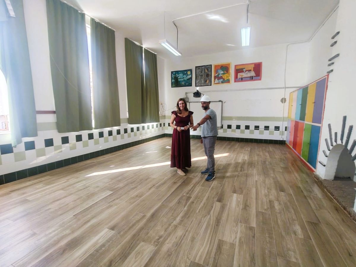 Visita de Cristina Durán a las reparaciones realizadas en uno de los colegios.