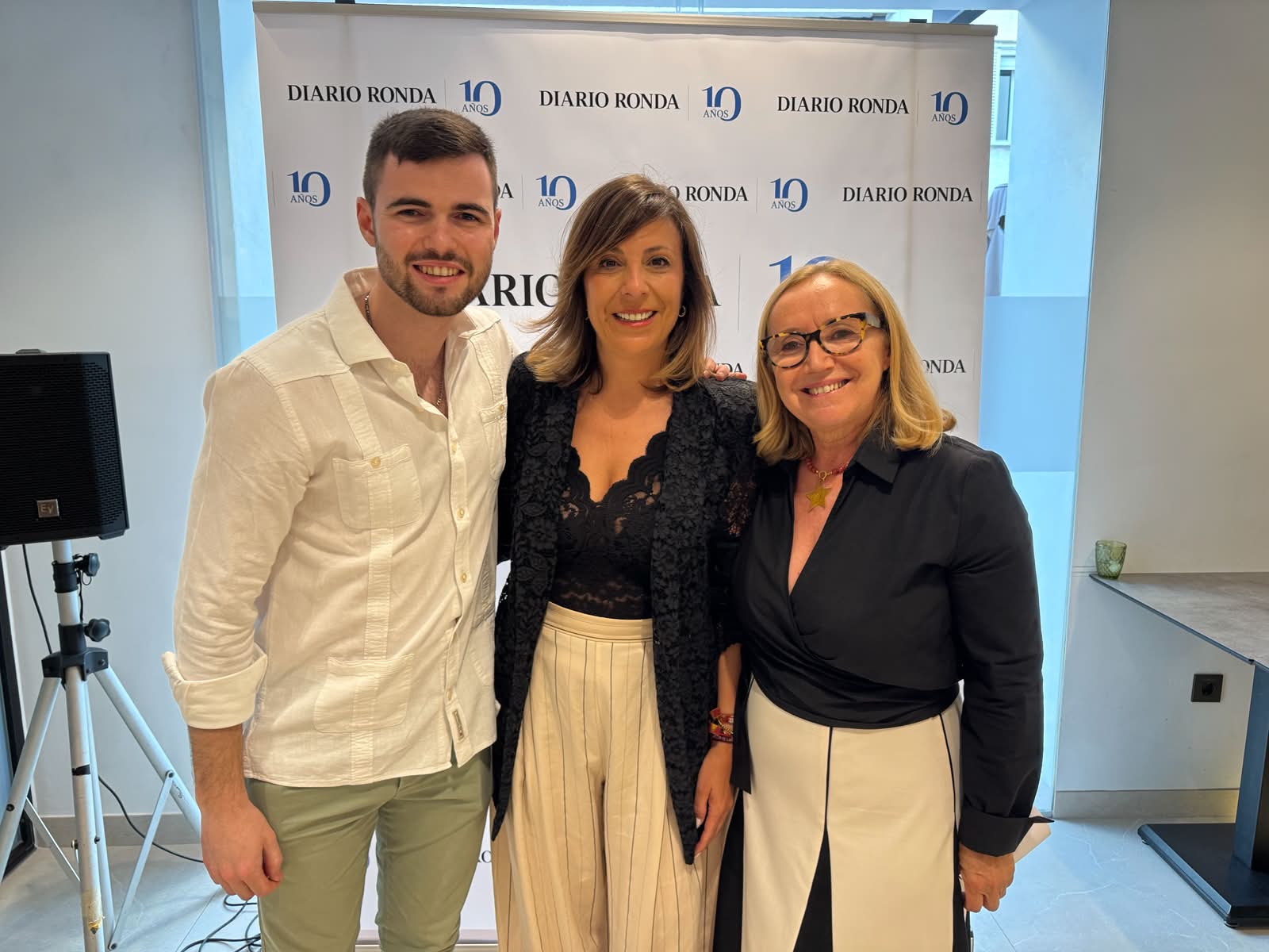 La alcaldesa, Maripaz Fernández, junto a la directora, Remedios Prieto y el redactor, José Ramón Gil.