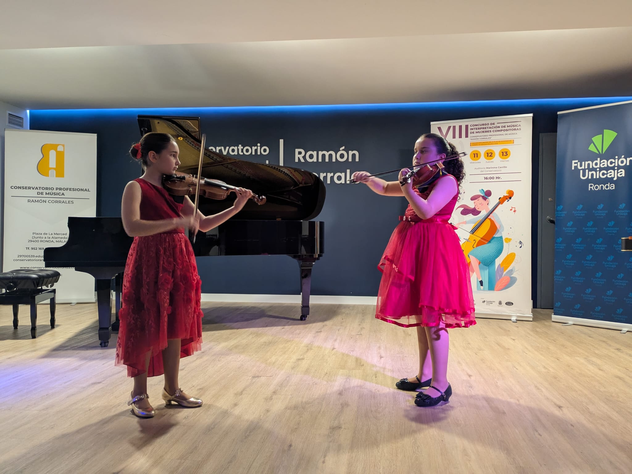 Dos jóvenes alumnas del Conservatorio Ramón Corrales.