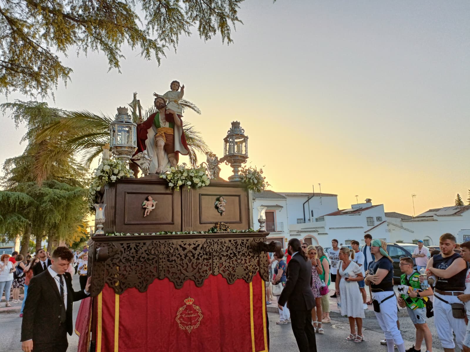 San Cristóbal procesionando por las calles de su barrio.