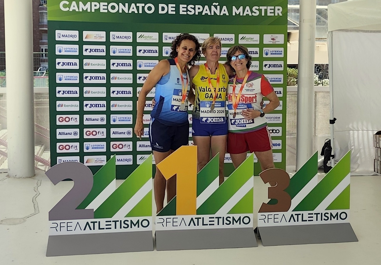 Entrega de medallas a Encarni Villena y compañeras del podium.