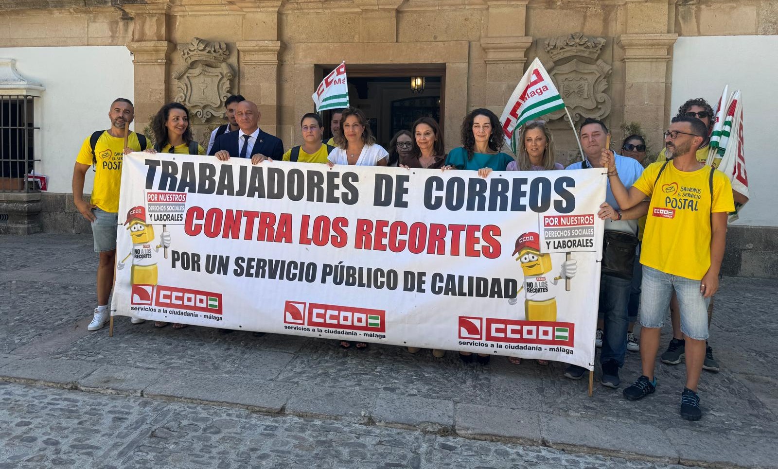 Rechazo institucional y sindical a la reducción de servicios de Correos en la ciudad.
