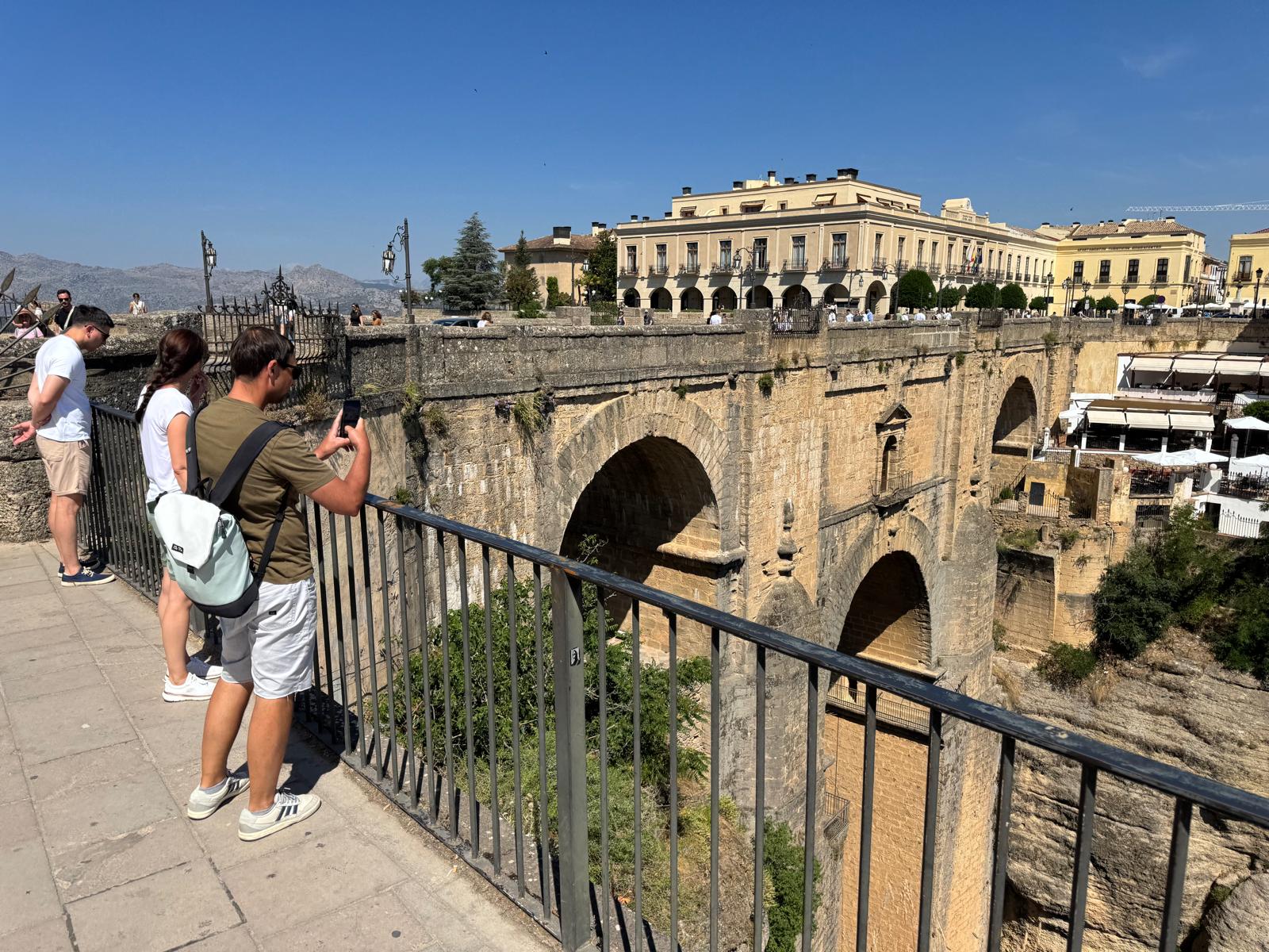 Turistas visitando el Puente Nuevo.
