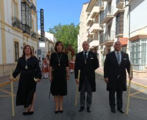 La alcaldesa Mari Paz Fernández junto a la presidencia de la Agrupación de Hermandades y Cofradías.