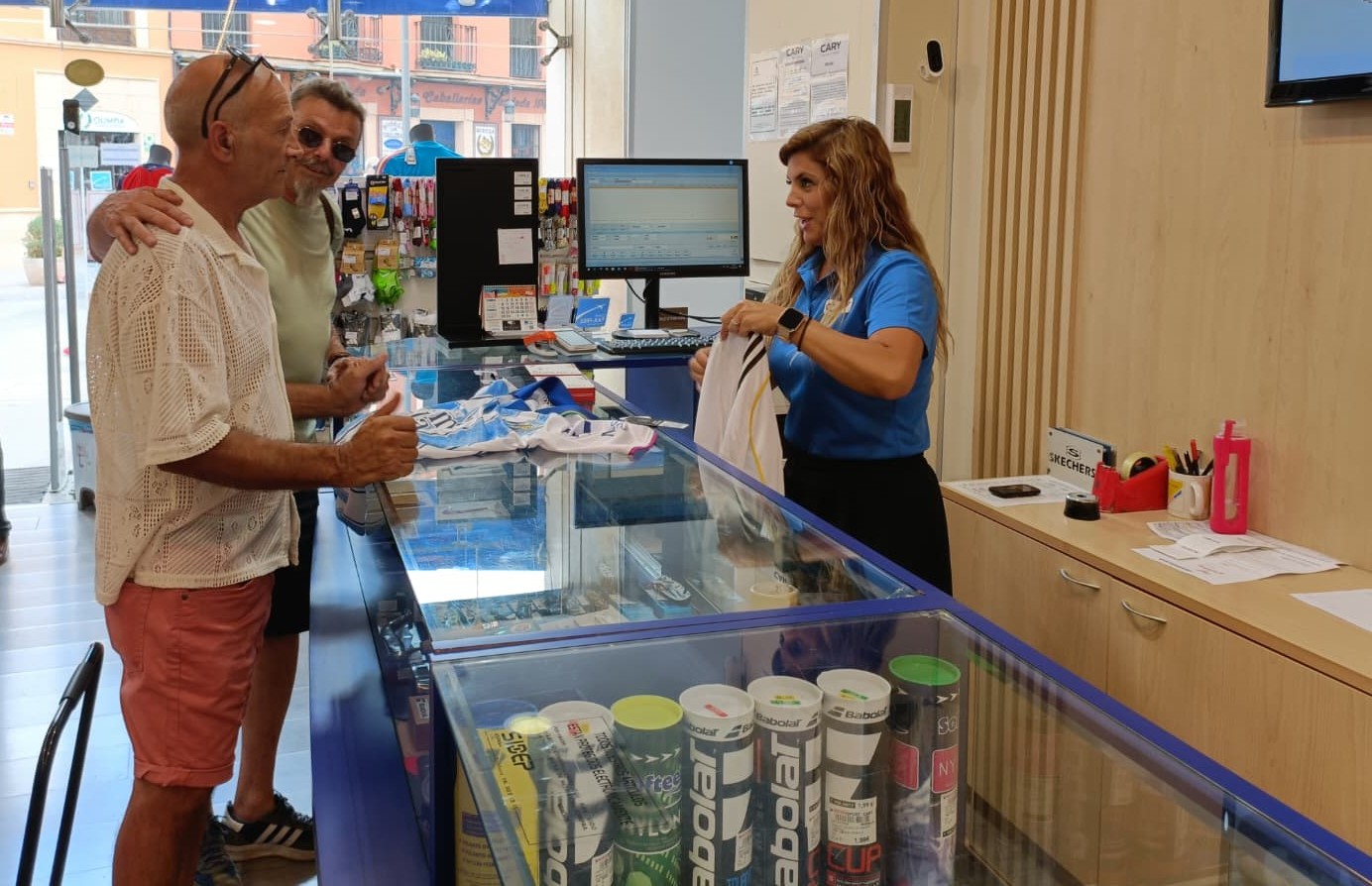 El ganador de los 2.000 euros realizando sus compras en una de las tiendas de deportes locales